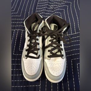 Jordan 1 Mid Light Smoke 2020